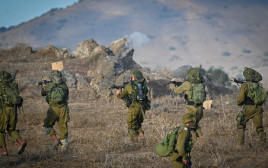 כוחות צה"ל נערכים לכניסה הקרקעית (צילום: Michael Giladi/Flash90 )