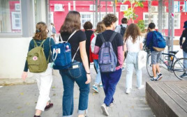 תלמידים חוזרים ללימודים (צילום: אבשלום ששוני)