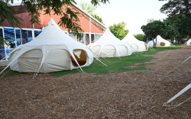 מתחם האוהלים בכפר המכביה (צילום: מורג ביטן)