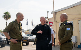 גלנט בסיור בבסיס חיל הים באשדוד (צילום: אריאל חרמוני, משרד הביטחון)