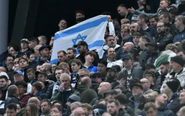 דגל ישראל ביציע טוטנהאם (צילום: GettyImages, GLYN KIRK/AFP)