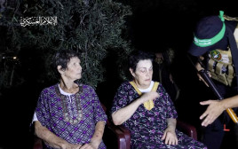 שחרור החטופות נורית קופר ויוכבד ליפשיץ משבי חמאס (צילום: רויטרס)