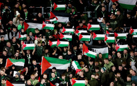 אוהדי סלטיק מניפים דגלי פלסטין (צילום: רויטרס)