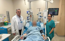 מימין ד״ר גבי אלבז, פ׳ המתאושש ביחידה לטיפול נמרץ לבבי ופרופ׳ אייל הרצוג (צילום: דוברות "הדסה")