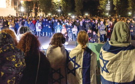 מאירוע התמיכה בישראל שארגנה הקהילה היהודית ליד פסל החירות בריגה (צילום: ילנה מקייבה)