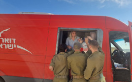 רכב הדואר וחיילים (צילום: דואר ישראל)