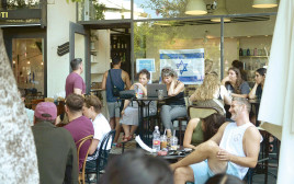 ישראלים בבית קפה בתל אביב במלחמת חרבות ברזל (צילום: אבשלום ששוני)