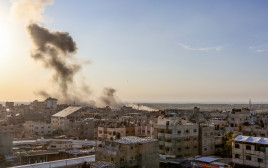 הפצצות צה"ל ברצועה  (צילום: Abed Rahim Khatib/Flash90)