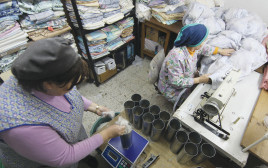 נשים עובדות במתפרה - תמונת ארכיון  (צילום: נתי שוחט פלאש 90)