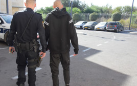 המעצר של החשודים (צילום: דוברות המשטרה)