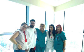 חגי עם צוות הדסה (צילום: בית החולים הדסה)