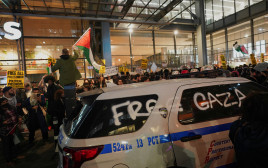 הפגנה פרו פלסטינים מול בניין הניו יורק טיימס (צילום: רויטרס)