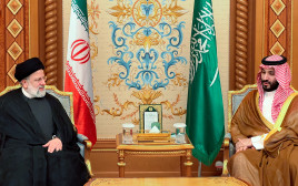 מוחמד בן סלמאן ונשיא איראן ראיסי (צילום: Iran's Presidency/WANA (West Asia News Agency)/Handout via REUTERS)