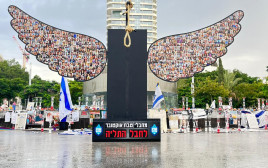 המיצג לקריאת עונש מוות למחבלים בכיכר דיזנגוף (צילום: רוזנבאום תקשורת)