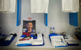 חולצה של נבחרת ישראל בחדר ההלבשה, עם שמו של נווה שוהם החטוף בעזה (צילום: אתר רשמי, התאחדות לכדורגל)