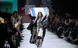 ליהיא לפיד עם דגל ישראל בשבוע האופנה (צילום: אור גפן)