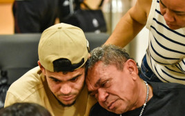 לואיס דיאס שחקן ליברפול עם אביו ששוחרר לאחר שנחטף (צילום: רויטרס)