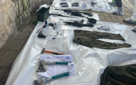 התחמושת הרבה שנמצאה: גרזנים, נשקים ומדי כוחות הביטחון  (צילום: דוברות המשטרה)
