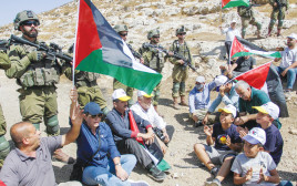 פעילי שמאל ופלסטינים מפגינים בשומרון  (צילום: נסאר אישתייה, פלאש 90)