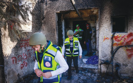 צוות זק"א בכפר עזה לאחר הטבח (צילום: חיים גולדברג פלאש 90)