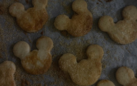 עוגיות חמאה פריכות מיקי מאוס (צילום: ליאל עזור)