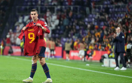 פראן טורס נבחרת ספרד עם החולצה של גאבי (צילום: GettyImages)