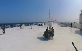 החותים משלטים על הספינה בבעלות ישראלית בים האדום  (צילום: רשתות ערביות)