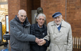מימין לשמאל: וולטר בינגהם, פול אלכסנדר, ג׳ורג׳ שפי באנדרטת הקינדרטרנספורט בלונדון (צילום: סם צ׳רצ׳יל ‫)