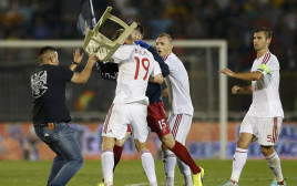 אוהד נבחרת סרביה תוקף את שחקני אלבניה עם כיסא (צילום: רויטרס)
