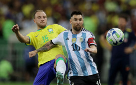 שחקן נבחרת ברזיל, קרלוס אוגוסטו, מול שחקן נבחרת ארגנטינה, ליאונל מסי (צילום: רויטרס)
