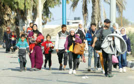 תושבי עזה צועדים דרומה (צילום: רויטרס)