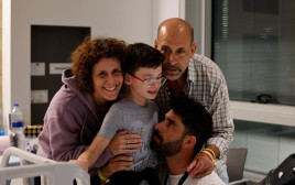  המפגש הראשון עם אביו ואחיו של אוהד ועם בני המשפחה (צילום: מרכז שניידר לרפואת ילדים)
