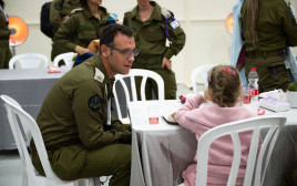 חטופים שבים מעזה. מתן פרטיות תוך השגחה רפואית קפדנית (צילום: דו"צ, באדיבות המשפחות)