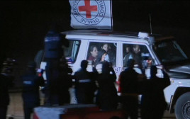 שיירת הצלב האדום עם החטופים (צילום: רשתות ערביות)