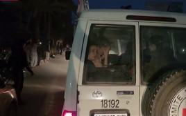 החטופים שהשתחררו משבי החמאס ברכב הצלב האדום (צילום: צילום מסך אל-ג'זירה)