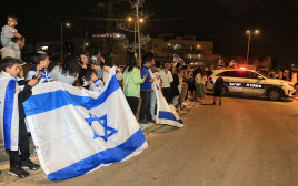מחכים לחטופים עם דגלי ישראל (צילום: מאיר אבן חיים)