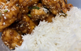 עוף מוקפץ סיני חמוץ מתוק (צילום: ליאל עזור)
