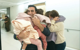 יוני אשר פוגש את אשתו דורון ובנותיו רז ואביב בבית החולים (צילום: דובר צה"ל)