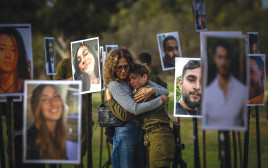 מיצג תמונות של הנרצחים והחטופים בפסטיבל נובה (צילום: יונתן זינדל פלאש 90)