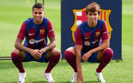 ז'ואאו פליקס, ז'ואאו קאנסלו מוצגים כשחקני ברצלונה (צילום: GettyImages, Quality Sport Images)