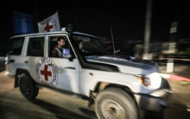אנשי הצלב האדום בשטח (צילום: Abed Rahim Khatib/Flash90)