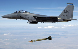 פצצות חודרות בונקר (צילום: Michael Ammons/USAF/Handout)