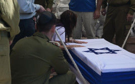 אמו של אל"מ אסף חממי ז"ל בהלווייתו (צילום: אבשלום ששוני)