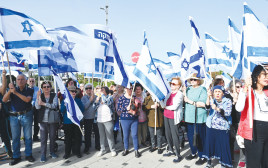 מפגן תמיכה בחיילי צהל של דיירי בית דיור המוגן פאלאס רעננה (צילום:  מורג ביטן)