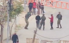 מחבל ניסה לחטוף נשק מחייל בדרום הר חברון - ונוטרל (צילום: רשתות ערביות, שימוש לפי סעיף 27 א')
