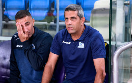 שרון מימר מאמן מכבי בני ריינה עם עוזרו יגאל אנטבי (צילום: קובי אליהו)