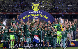 פלמייראס מניפה את גביע אליפות ברזיל לשנת 2023 (צילום: GettyImages, DOUGLAS MAGNO/AFP)