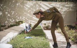 חיילת שמה דגל על קבר חייל (צילום: הדס פרוש פלאש 90)