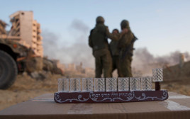 חיילים חוגגים את חג החנוכה בשטח (צילום: שימוש לפי סעיף 27א')