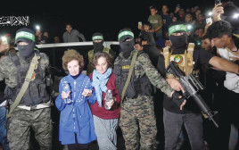 החטופות משוחררות משבי חמאס (צילום: רויטרס)